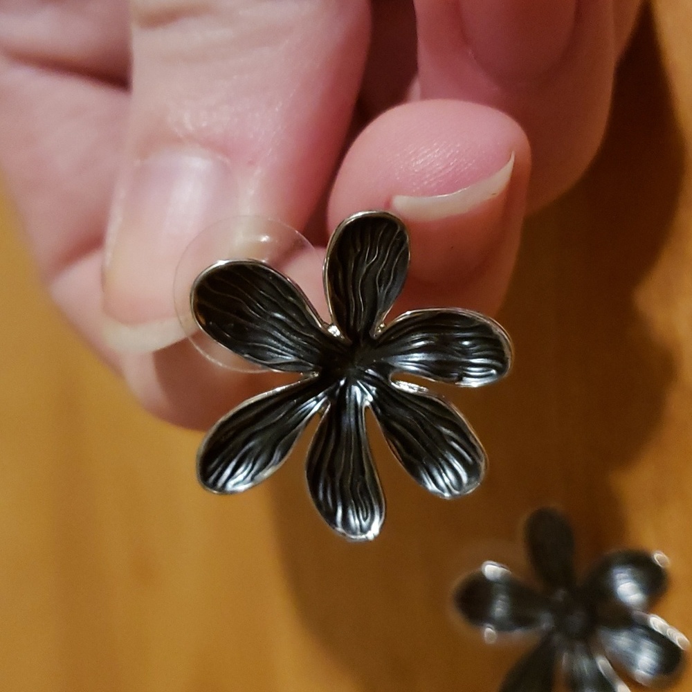 2. Statement flower pendant necklace and earring set - Picture 3 of 10